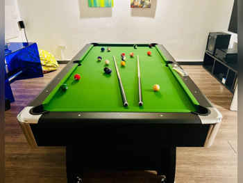 اخضر و بيج  طاولة بلياردو