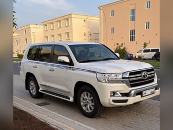 تويوتا  لاند كروزر  جي اكس ار  2020  اوتوماتيك  32,000 كم  8 سلندر  دفع رباعي  اس يو في  أبيض