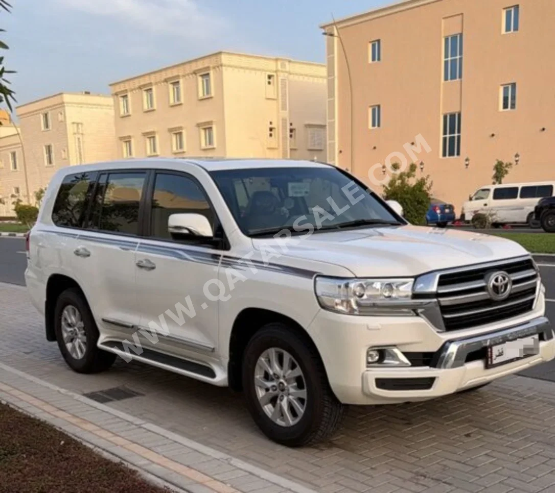 تويوتا  لاند كروزر  جي اكس ار  2020  اوتوماتيك  32,000 كم  8 سلندر  دفع رباعي  اس يو في  أبيض