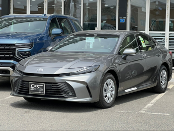 تويوتا  كامري  أل اي  2026  اوتوماتيك  0 كم  4 سلندر  سحب امامي  سيدان  رمادي  تحت الضمان