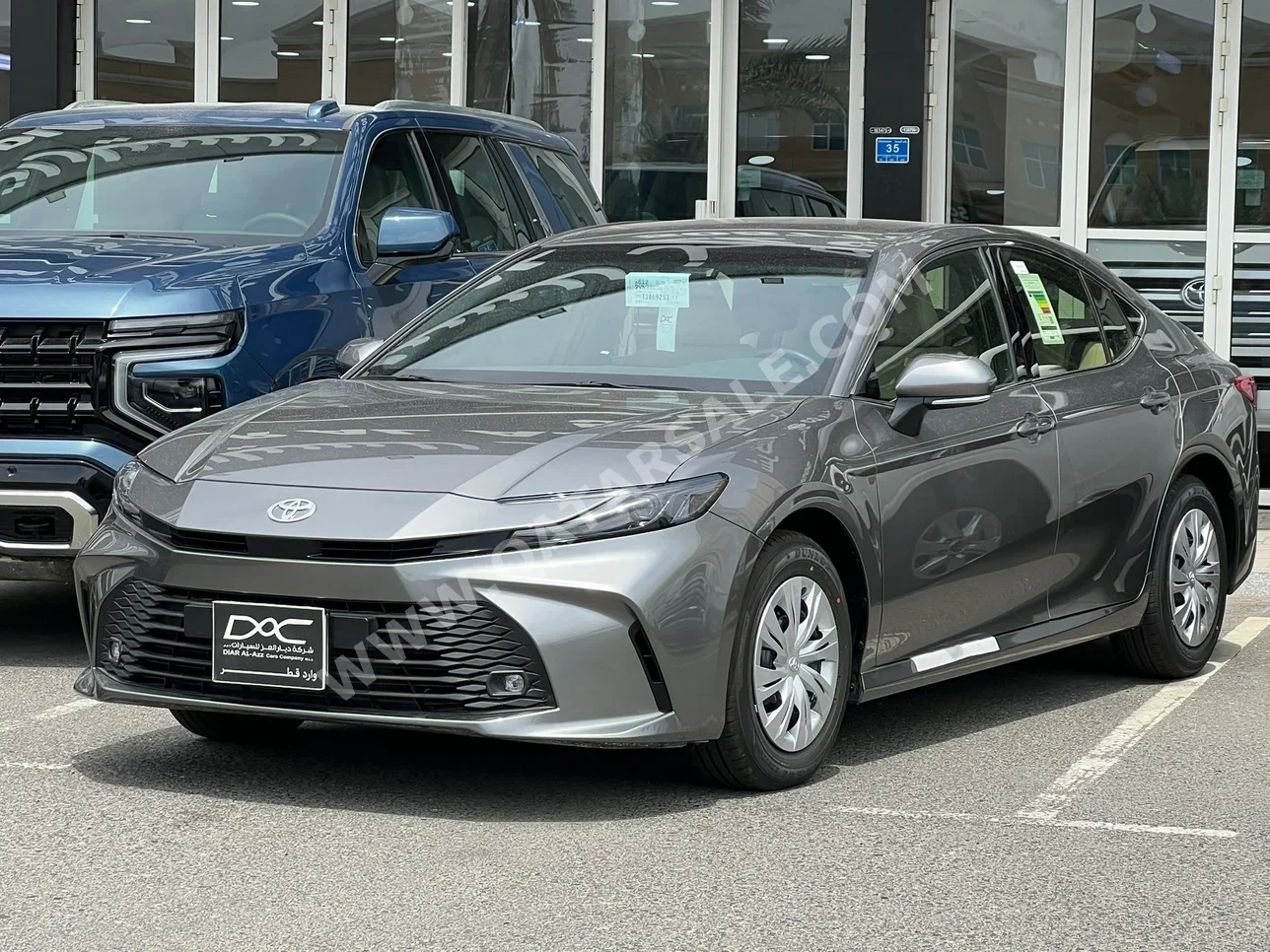 تويوتا  كامري  أل اي  2026  اوتوماتيك  0 كم  4 سلندر  سحب امامي  سيدان  رمادي  تحت الضمان
