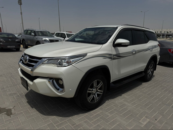 Toyota  Fortuner  2017  Automatic  237,000 Km  6 Cylinder  Four Wheel Drive (4WD)  SUV  White