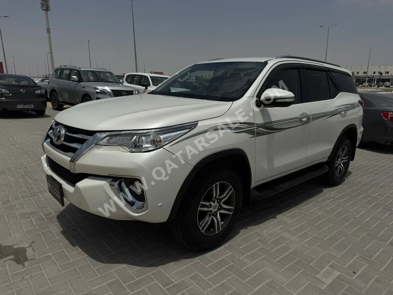 Toyota  Fortuner  2017  Automatic  237,000 Km  6 Cylinder  Four Wheel Drive (4WD)  SUV  White