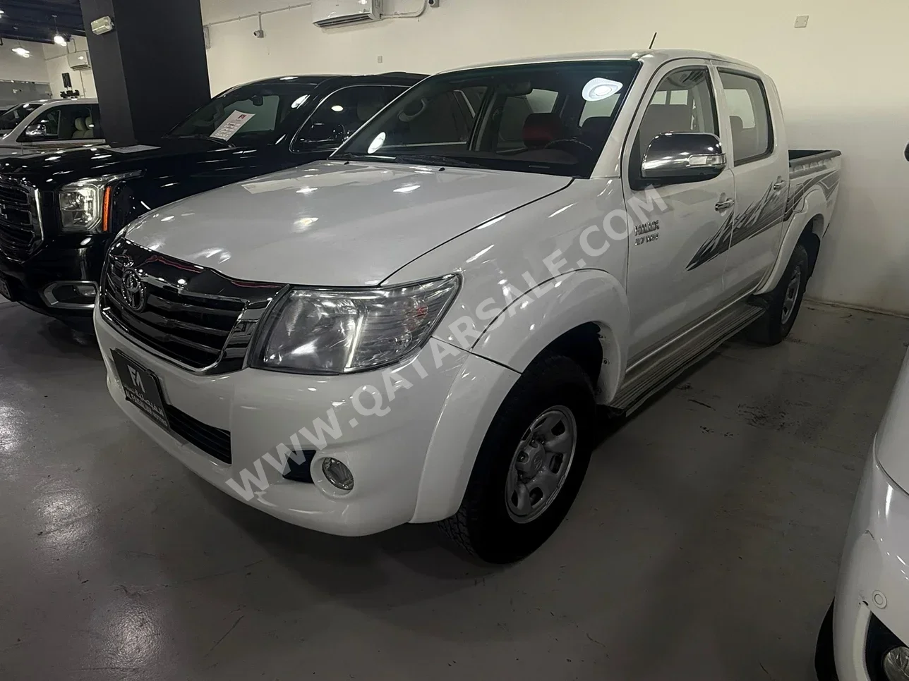 Toyota  Hilux  2013  Manual  220,000 Km  4 Cylinder  Four Wheel Drive (4WD)  Pick Up  White