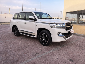 تويوتا  لاند كروزر  في اكس ار  2021  اوتوماتيك  158,000 كم  8 سلندر  دفع رباعي  اس يو في  أبيض