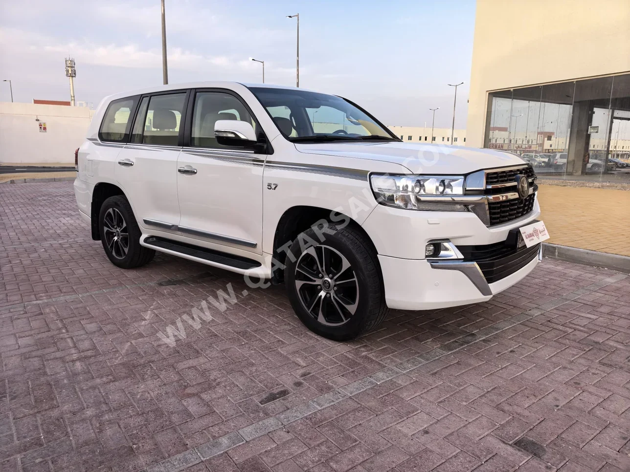 تويوتا  لاند كروزر  في اكس ار  2021  اوتوماتيك  158,000 كم  8 سلندر  دفع رباعي  اس يو في  أبيض