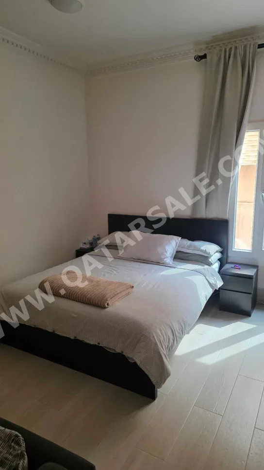 أطقم غرف نوم - ايكيا  - طقم مكون من 5 قطع  - أسود