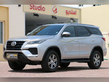 تويوتا  فورشنر  2025  اوتوماتيك  22,000 كم  4 سلندر  دفع رباعي  اس يو في  فضي  تحت الضمان