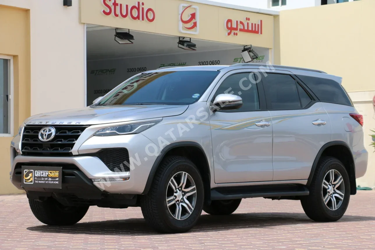 تويوتا  فورشنر  2025  اوتوماتيك  22,000 كم  4 سلندر  دفع رباعي  اس يو في  فضي  تحت الضمان