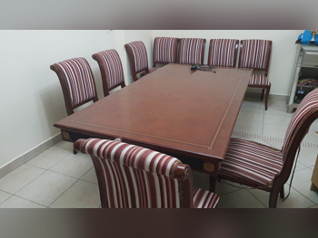 طاولة طعام مع كراسي  - بنى