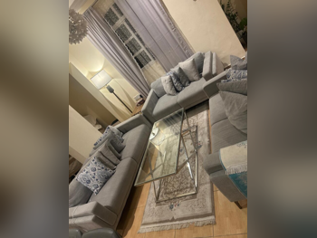 الأرائك والكنب والكراسي أبولو  مجموعة كراسي  - قماش  - اللون الرمادي  - مع طاولة  وطاولات جانبية  - سرير أريكة