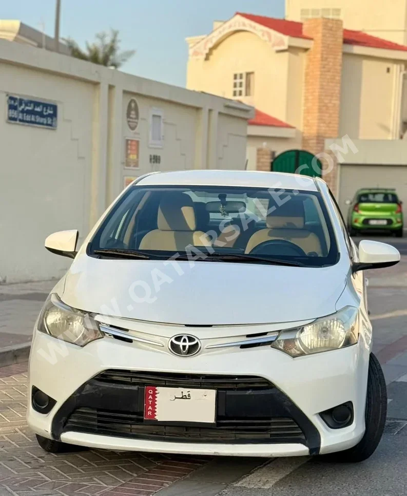 تويوتا  ياريس  2016  اوتوماتيك  185,000 كم  4 سلندر  سحب امامي  سيدان  أبيض