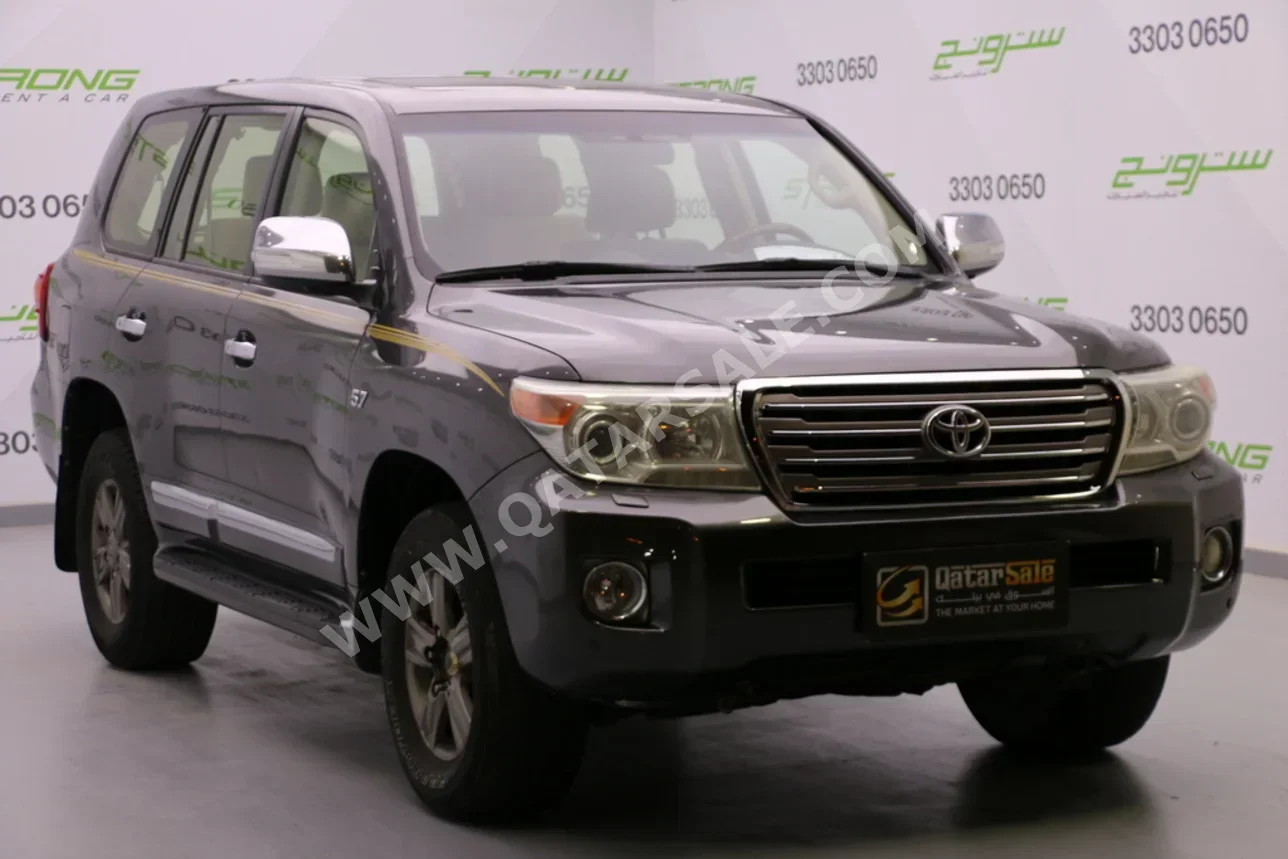 تويوتا  لاند كروزر  في اكس ار  2013  اوتوماتيك  271,000 كم  8 سلندر  دفع رباعي  اس يو في  رمادي