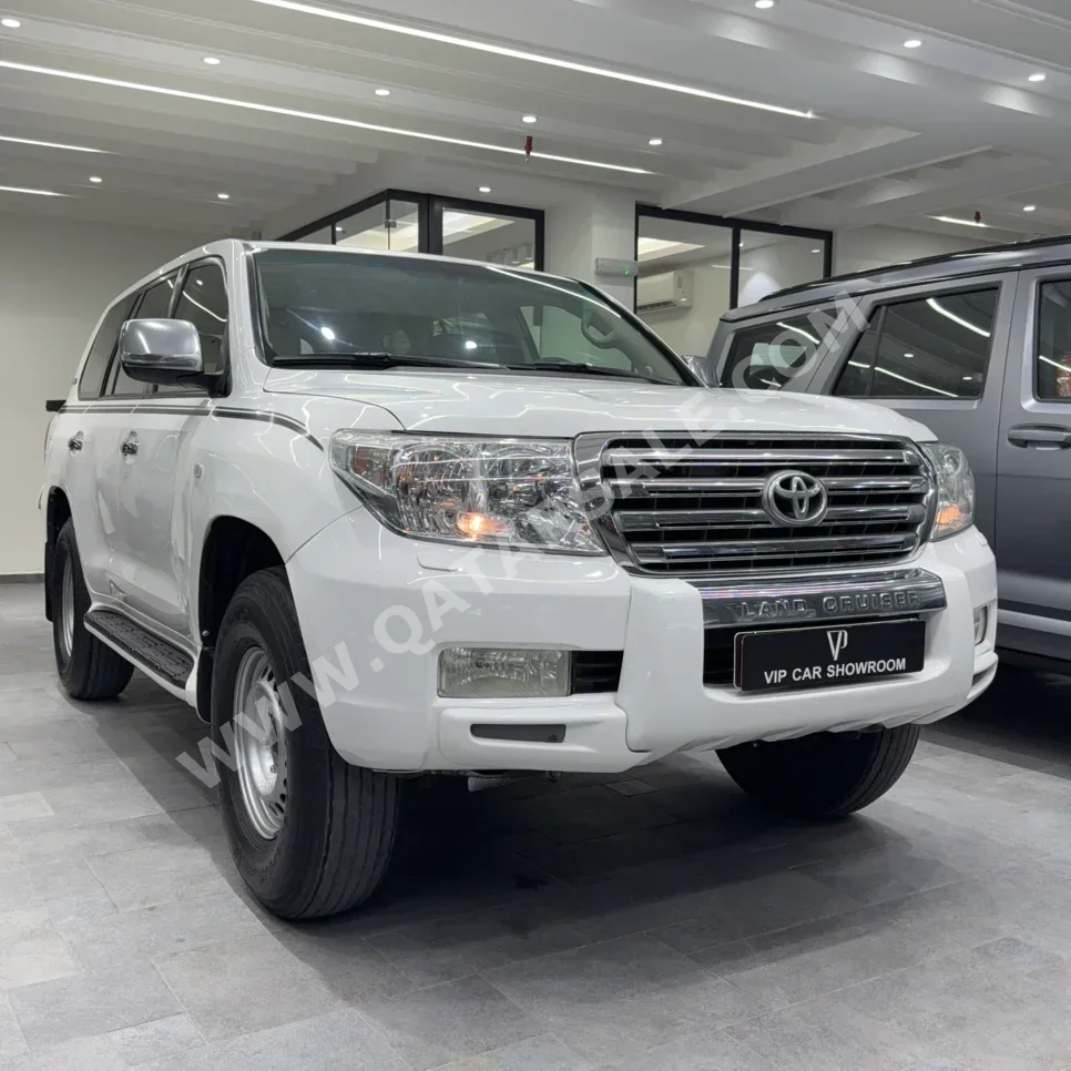 تويوتا  لاند كروزر  في اكس ار  2010  اوتوماتيك  459,000 كم  8 سلندر  دفع رباعي  اس يو في  أبيض