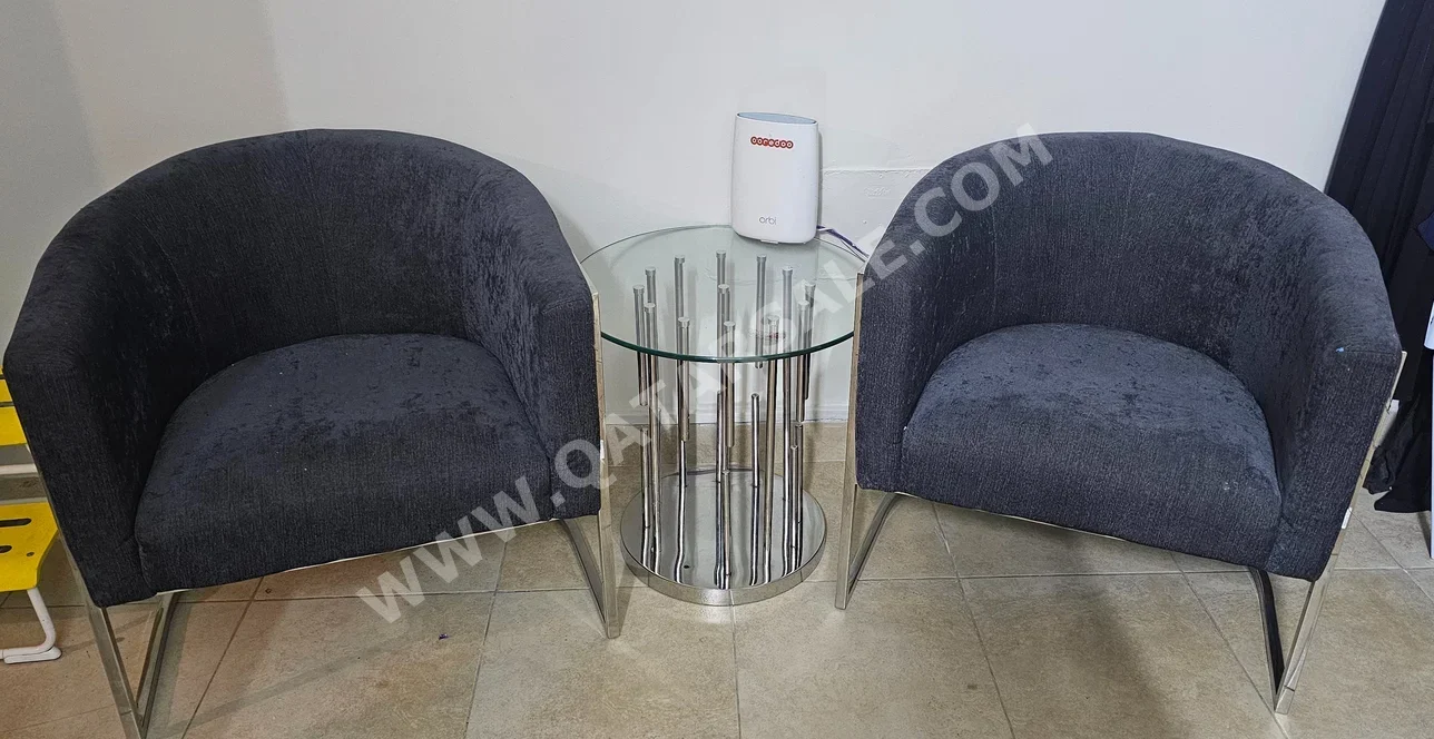 الأرائك والكنب والكراسي كرسيان بذراع واحد مع طاولة جانبية  - اللون الرمادي  - مع طاولة