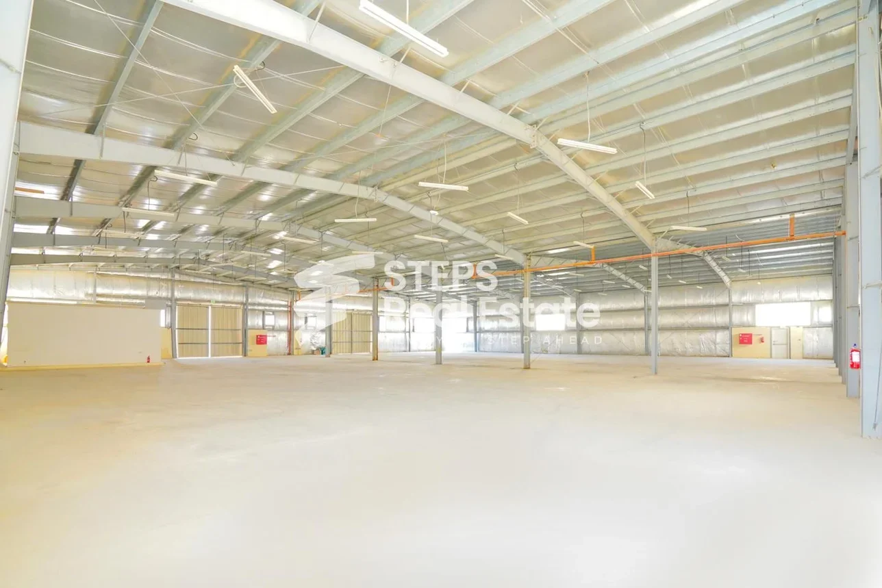 مخازن و مستودعات - الوكرة  - بركة العوامر  -المساحة: 1500 متر مربع