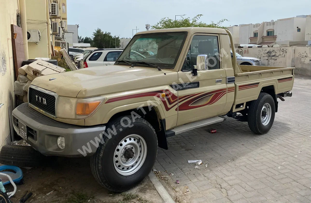 تويوتا  لاند كروزر  ال اكس  2013  عادي  500,000 كم  6 سلندر  دفع رباعي  بيكب  بيج