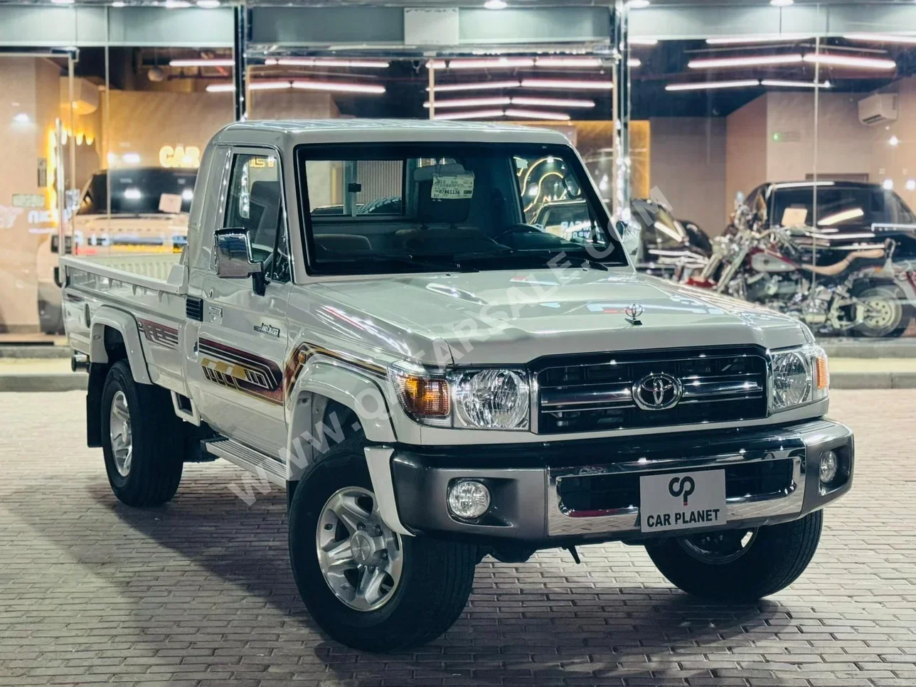 تويوتا  لاند كروزر  ال اكس  2017  عادي  67,000 كم  6 سلندر  دفع رباعي  بيكب  أبيض