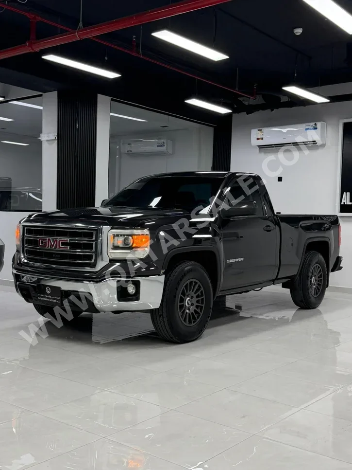 GMC  Sierra  SLE  2015  Automatic  256,000 Km  8 Cylinder  Four Wheel Drive (4WD)  Pick Up  Black