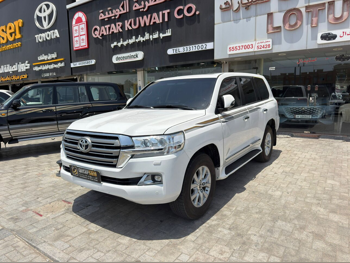 تويوتا  لاند كروزر  في اكس ار  2018  اوتوماتيك  184,000 كم  8 سلندر  دفع رباعي  اس يو في  أبيض