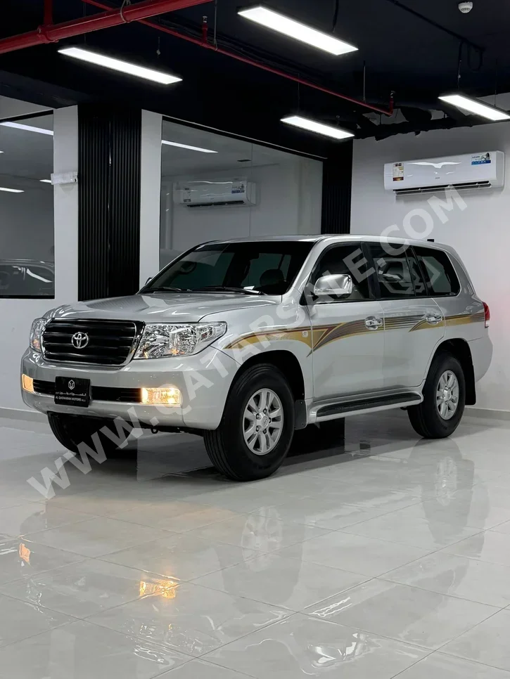تويوتا  لاند كروزر  جي اكس ار  2010  اوتوماتيك  640,000 كم  6 سلندر  دفع رباعي  اس يو في  فضي