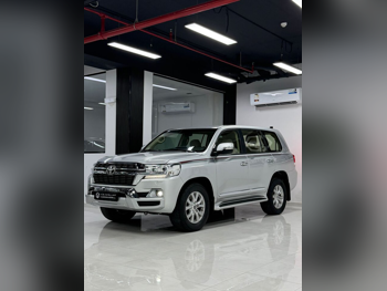 تويوتا  لاند كروزر  جي اكس ار  2020  اوتوماتيك  279,000 كم  8 سلندر  دفع رباعي  اس يو في  فضي