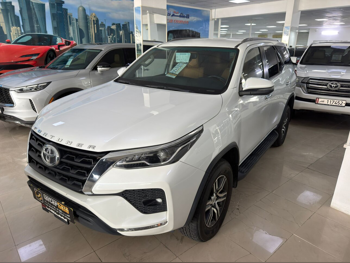 تويوتا  فورشنر  2024  اوتوماتيك  175,000 كم  4 سلندر  دفع رباعي  اس يو في  أبيض