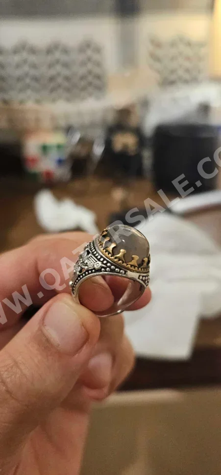 الفضة خاتم  9.4 غرام  مع الحجر  حسب القطعة ( ديزاينرز)