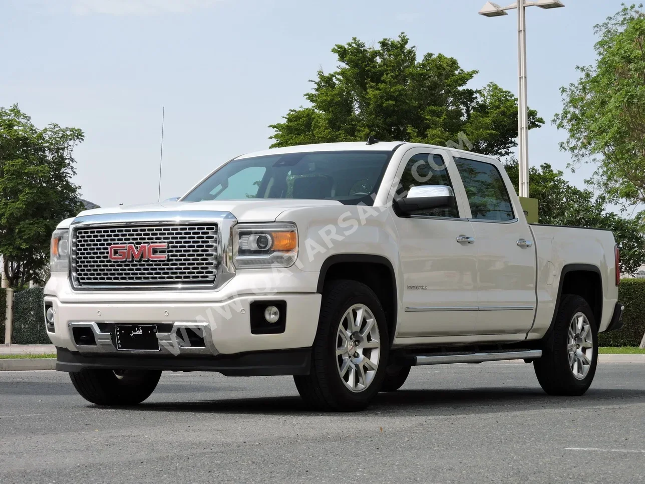 جي ام سي  سييرا  دينالي  2015  اوتوماتيك  170,000 كم  8 سلندر  دفع رباعي  بيكب  أبيض لؤلؤي