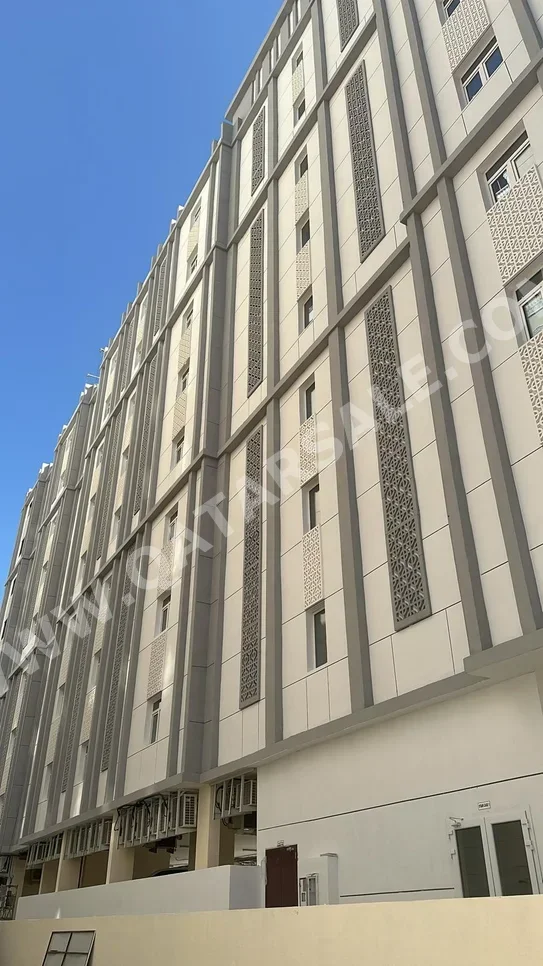 مباني ,ابراج ومجمعات - سكن عائلي  - الدوحة  - المطار القديم  للبيع