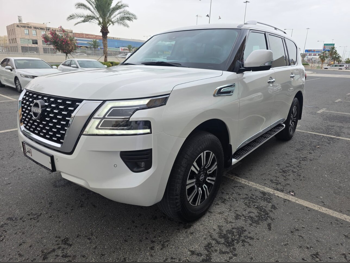 نيسان  باترول  تيتانيوم  2022  اوتوماتيك  108,000 كم  6 سلندر  دفع رباعي  اس يو في  أبيض