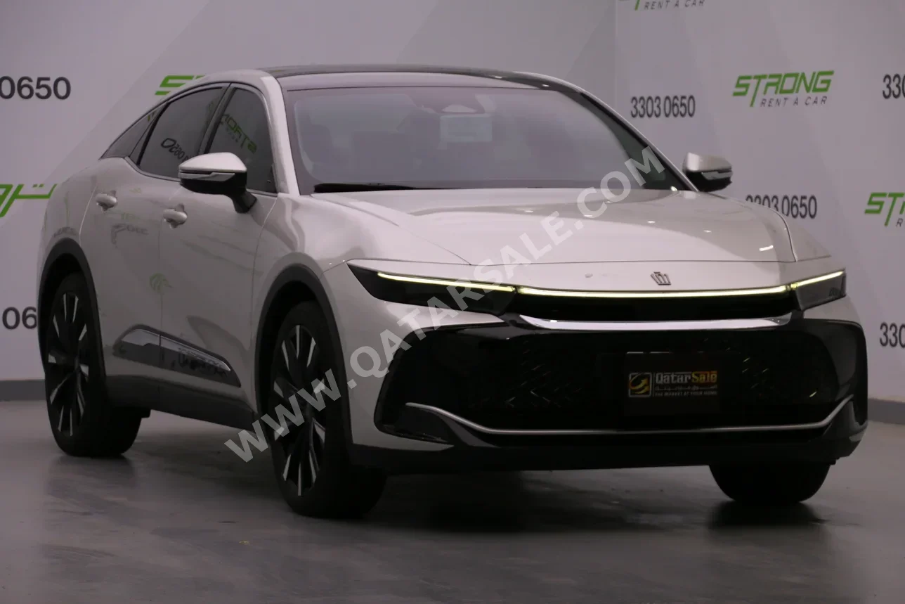 تويوتا  كراون  2023  اوتوماتيك  23,000 كم  6 سلندر  دفع رباعي  اس يو في  رمادي