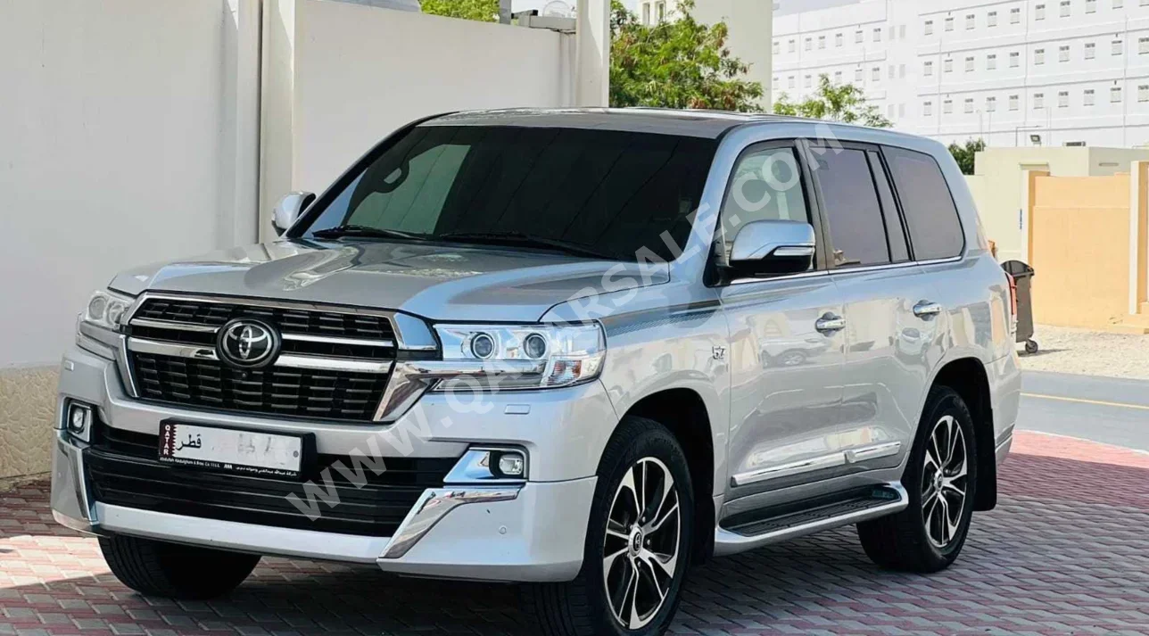 تويوتا  لاند كروزر  في اكس ار  2021  اوتوماتيك  102,000 كم  8 سلندر  دفع رباعي  اس يو في  فضي