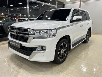 Toyota  Land Cruiser  VXR  2018  Automatic  125,000 Km  8 Cylinder  Four Wheel Drive (4WD)  SUV  White