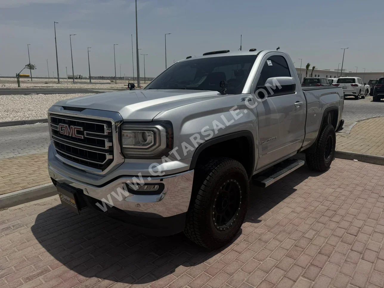 GMC  Sierra  SLE  2016  Automatic  270,000 Km  8 Cylinder  Four Wheel Drive (4WD)  Pick Up  Silver