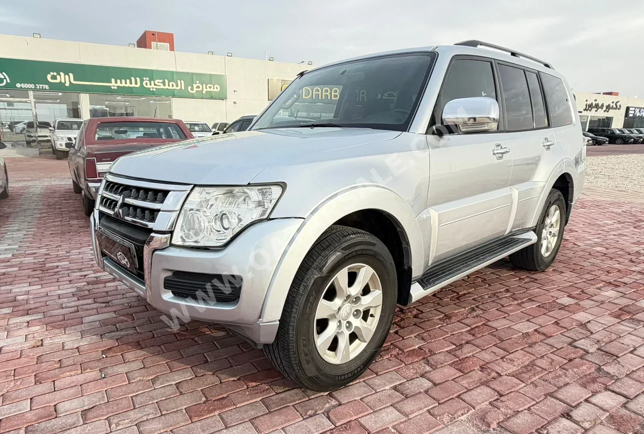 ميتسوبيشي  باجيرو  GLS  2017  اوتوماتيك  230,000 كم  6 سلندر  دفع رباعي  اس يو في  فضي