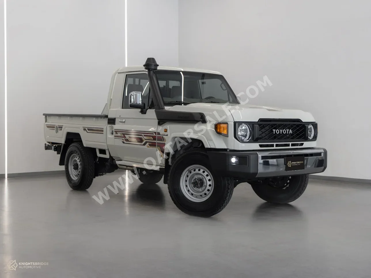 تويوتا  لاند كروزر  ال اكس  2025  عادي  2,900 كم  6 سلندر  دفع رباعي  بيكب  أبيض  تحت الضمان