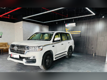 تويوتا  لاند كروزر  جي اكس ار  2016  اوتوماتيك  310,000 كم  8 سلندر  دفع رباعي  اس يو في  أبيض