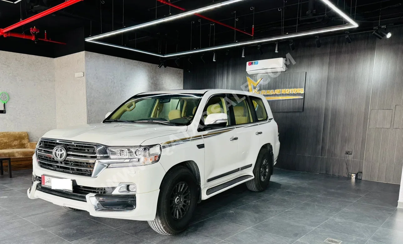 تويوتا  لاند كروزر  جي اكس ار  2016  اوتوماتيك  310,000 كم  8 سلندر  دفع رباعي  اس يو في  أبيض