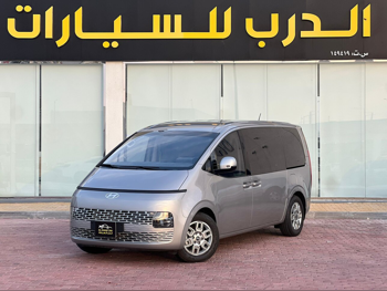 هيونداي  ستاريا  2025  اوتوماتيك  11,000 كم  6 سلندر  سحب امامي  فان \ باص  فضي