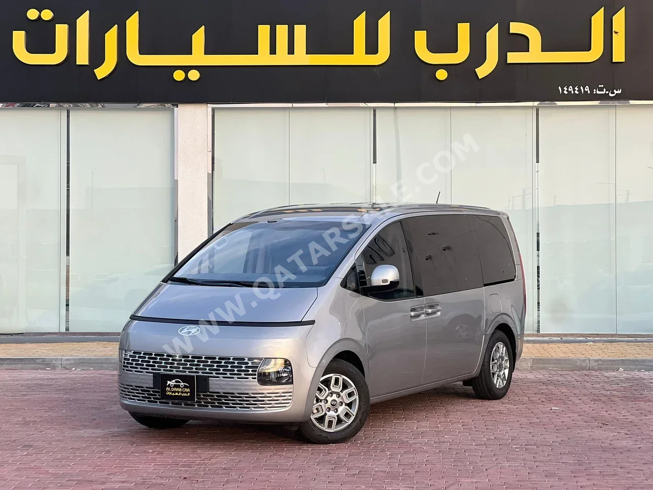 هيونداي  ستاريا  2025  اوتوماتيك  11,000 كم  6 سلندر  سحب امامي  فان \ باص  فضي