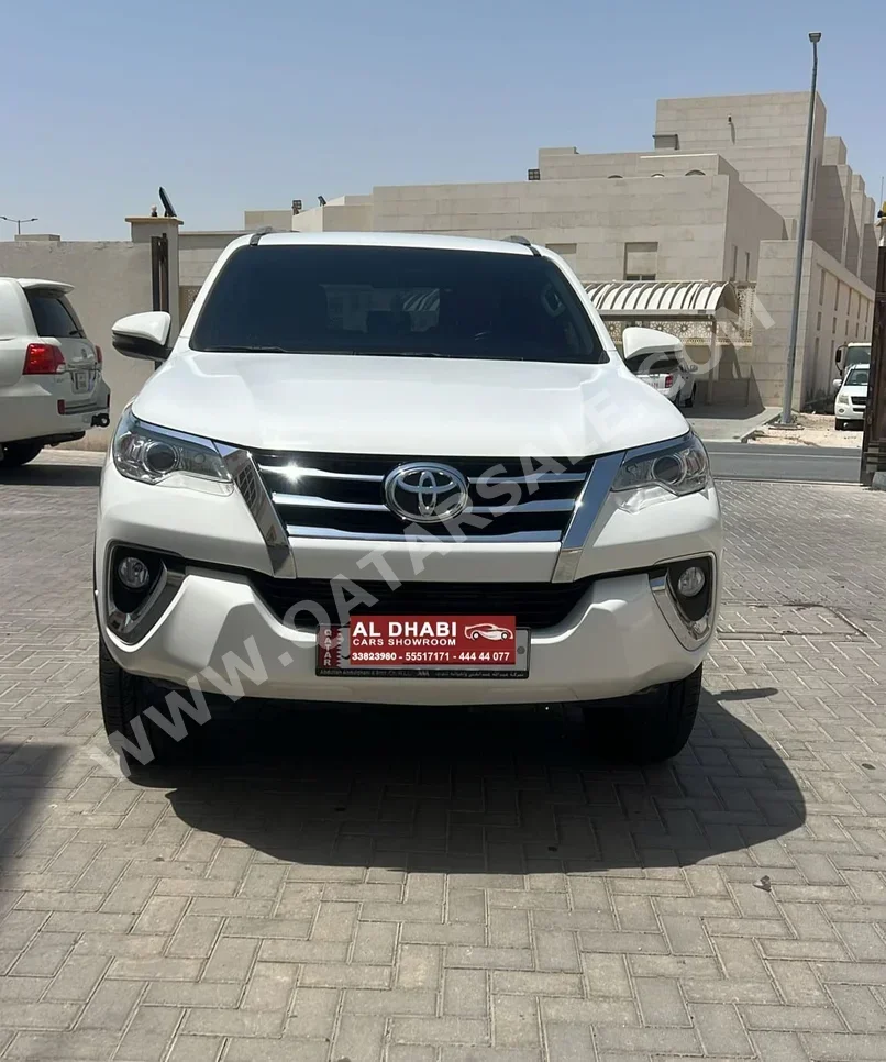 تويوتا  فورشنر  2019  اوتوماتيك  125,000 كم  6 سلندر  دفع رباعي  اس يو في  أبيض