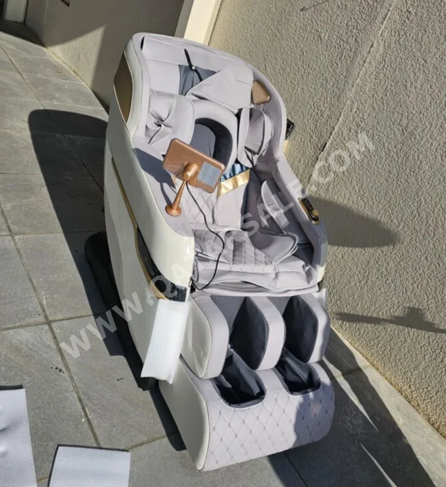 كرسي التدليك اللون البيج