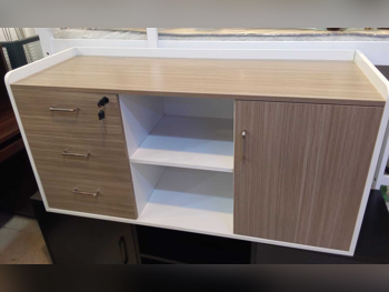 طاولة تلفاز  - متعدد الألوان