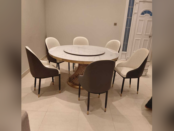 الأرائك والكنب والكراسي - مع طاولة