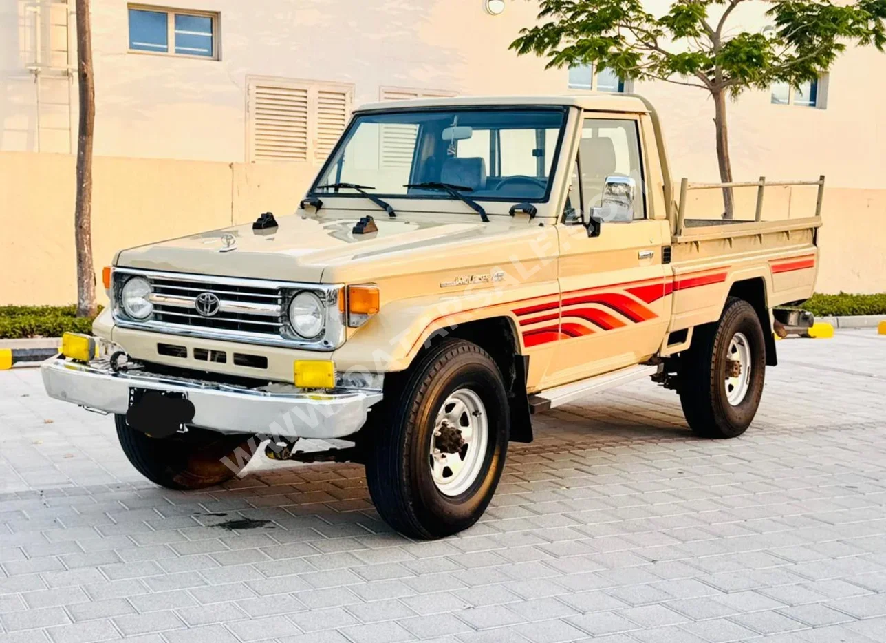 Toyota  Land Cruiser  LX  1999  Manual  113,000 Km  6 Cylinder  Four Wheel Drive (4WD)  Pick Up  Beige