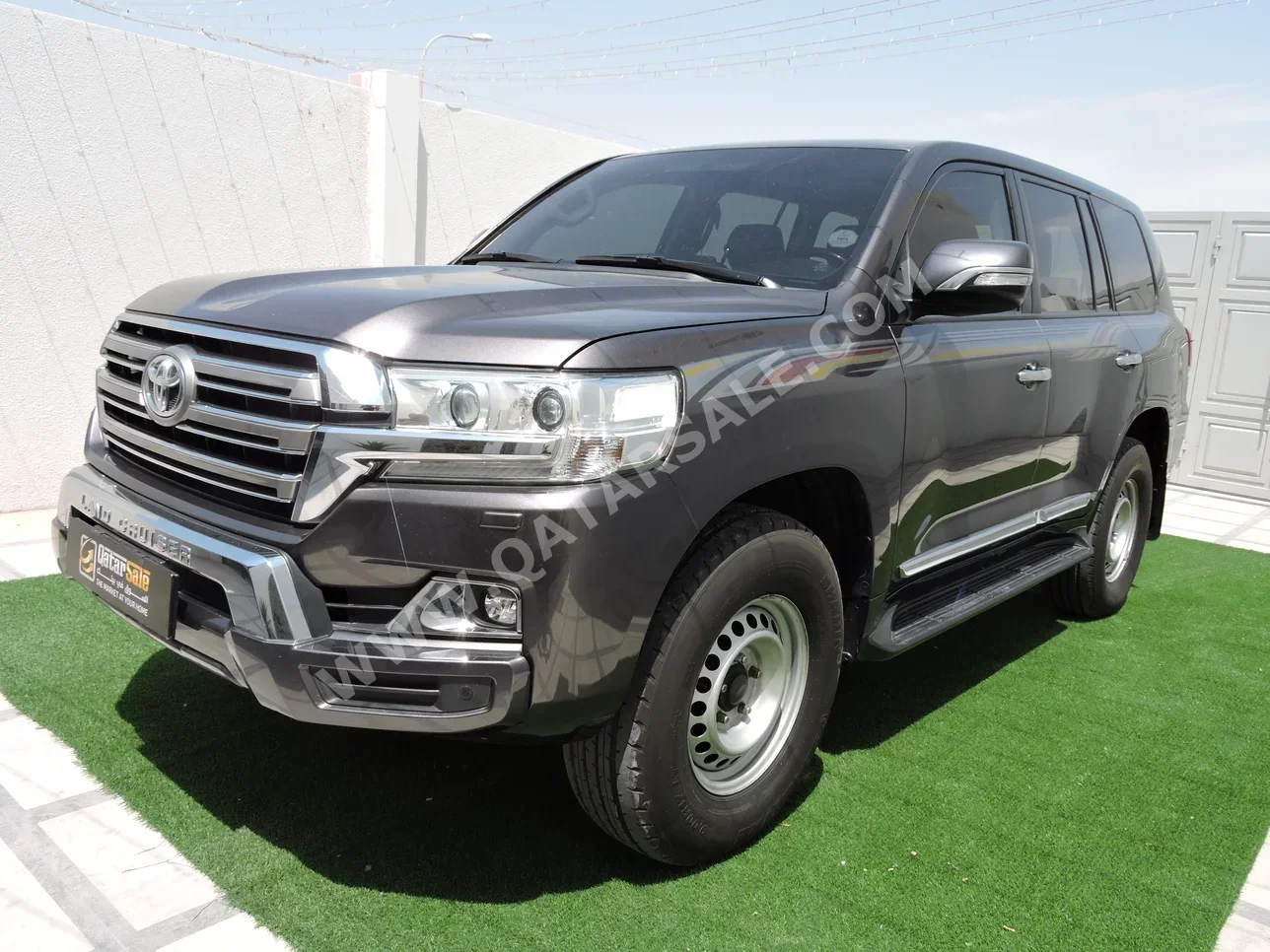 Toyota  Land Cruiser  GXR  2017  Automatic  258,000 Km  8 Cylinder  Four Wheel Drive (4WD)  SUV  Gray