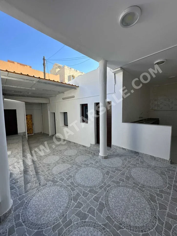 Family Residential  - Not Furnished  - Doha  - Fereej Bin Omran  - 5 Bedrooms