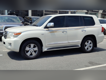 Toyota  Land Cruiser  VXR  2014  Automatic  243,000 Km  8 Cylinder  Four Wheel Drive (4WD)  SUV  White