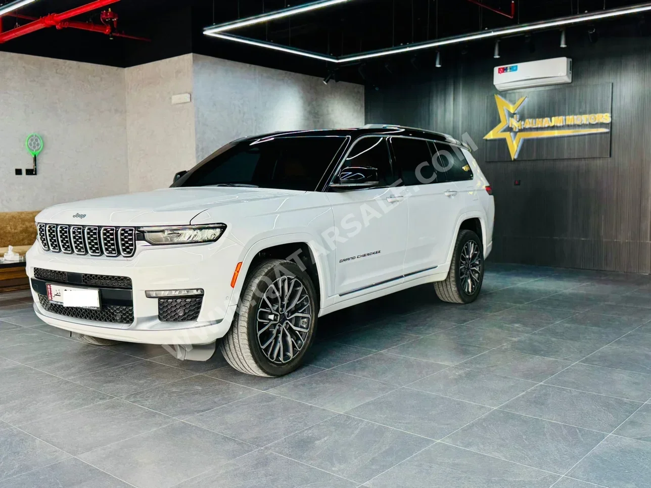 Jeep  Grand Cherokee  Summit  2021  Automatic  35,000 Km  8 Cylinder  Four Wheel Drive (4WD)  SUV  White